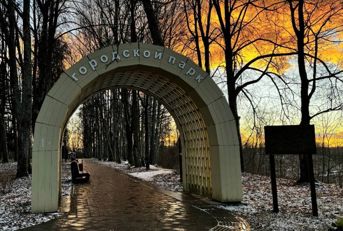 По улице Октябрьской