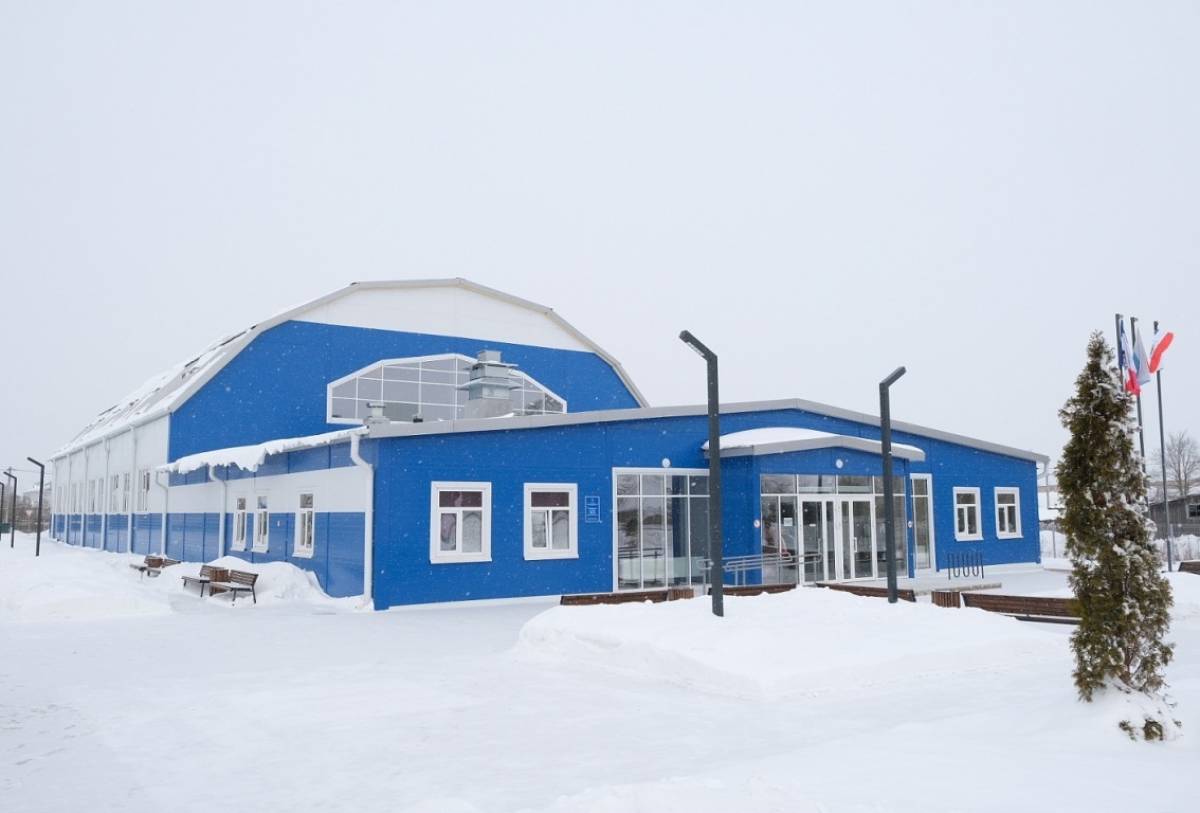 Губернатор Александр Дронов посетил спортивный центр и Дом ремёсел в Шимске